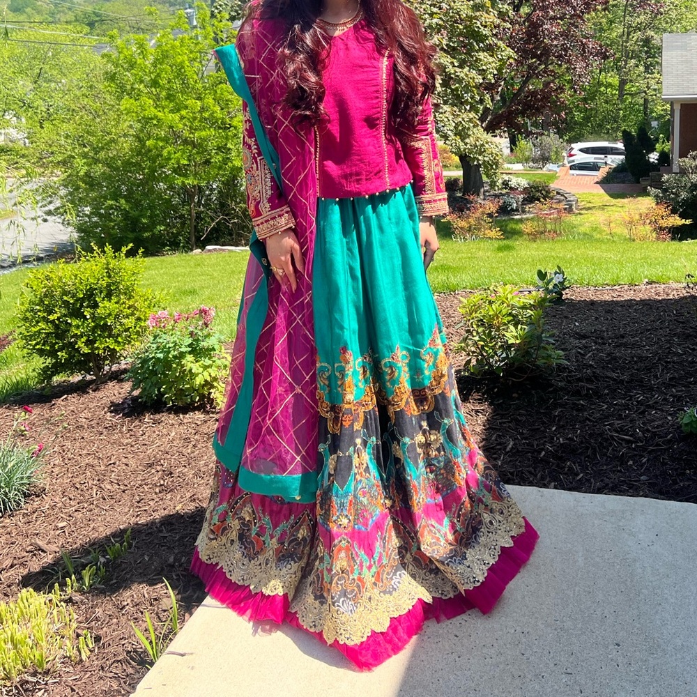 3 Piece Lehnga size small-medium
Colors are magenta and sea green